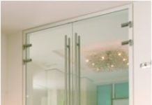 Стеклянная маятниковая дверь: качество и надежность