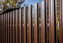 Чем хорош забор из металлического евроштакетника?