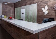 Искусственный камень в отделке ресепшн
