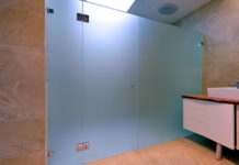 Сантехнические перегородки в общественном санузле