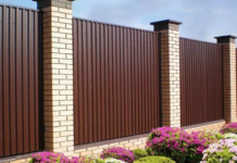 Заборы из профнастила: достоинства материала и особенности выбора