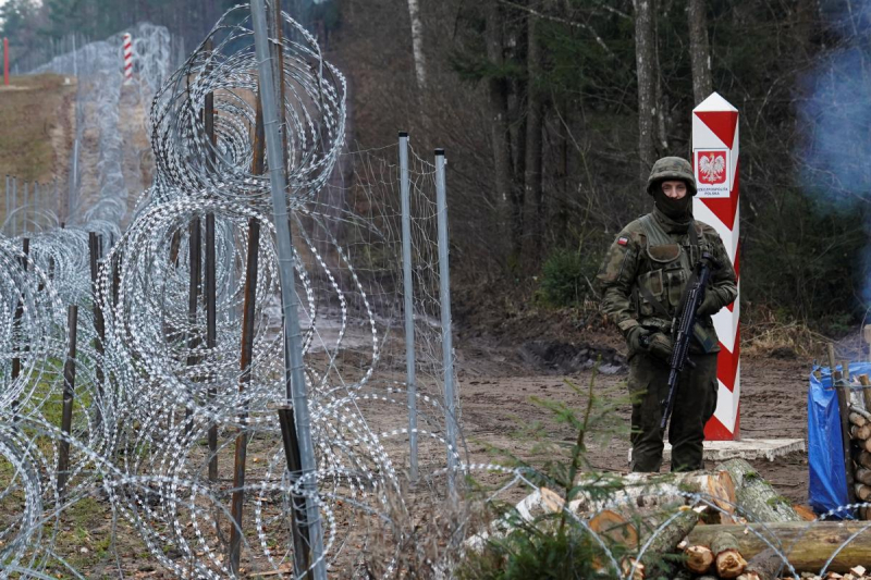 В силовиков полетели камни: мигранты снова пытались прорваться из Беларуси в Польшу, есть задержанные