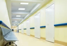 Медицинские двери: особенности конструкции