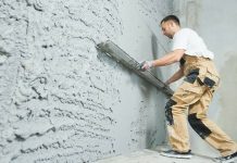 Машинная штукатурка: почему услуга актуальна