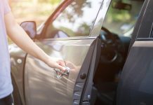 Аварийное вскрытие автомобиля специальным сервисом: помощь при случайном закрытии автомобильной двери