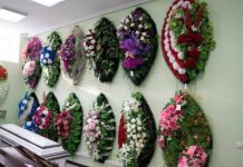 Разновидности траурных венков и материалы для их производства