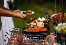 Кейтеринг для уличных мероприятий: все, что включено и как это удобно