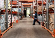 Складские стеллажи: эффективность, типы и применение в логистике