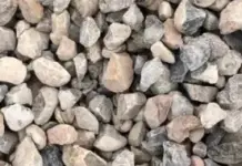 Щебень с доставкой: преимущества и особенности